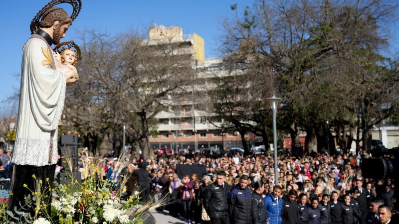 En el templo, las calles y la plaza, cientos de fieles celebraban la fecha del santo.