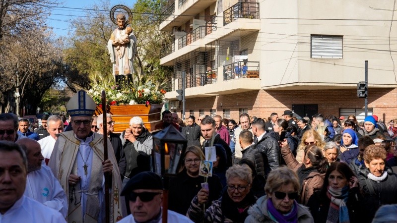 En el templo, las calles y la plaza, cientos de fieles celebraban la fecha del santo.