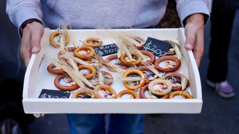 En el templo, las calles y la plaza, cientos de fieles celebraban la fecha del santo.