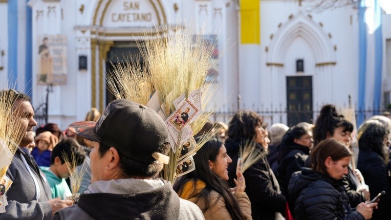 En el templo, las calles y la plaza, cientos de fieles celebraban la fecha del santo.