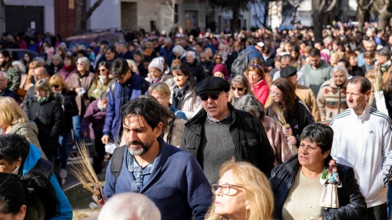 En el templo, las calles y la plaza, cientos de fieles celebraban la fecha del santo.