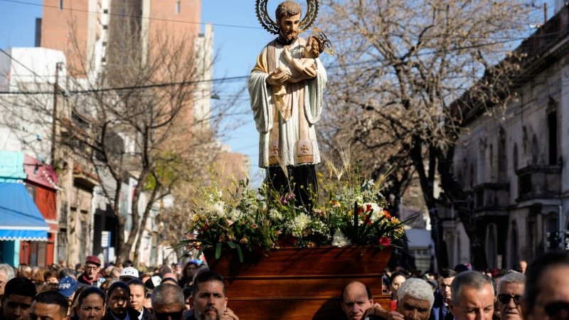 En el templo, las calles y la plaza, cientos de fieles celebraban la fecha del santo.