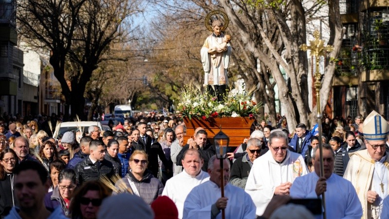 En el templo, las calles y la plaza, cientos de fieles celebraban la fecha del santo.