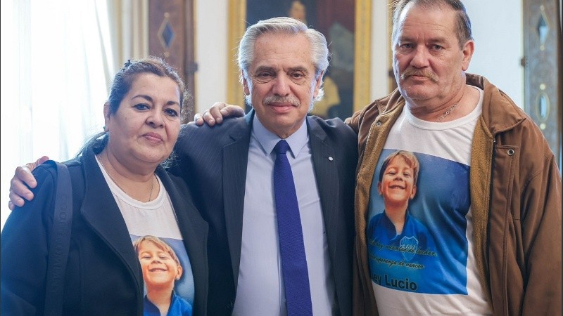 El presidente junto a los abuelos de Lucio Dupuy, niño asesinado el cual su madre y la pareja.