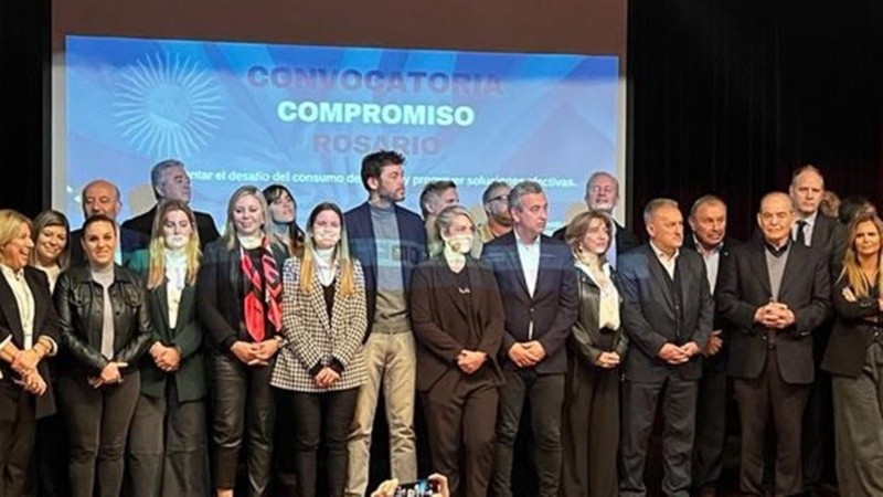 La foto grupal tras la firma del compromiso.