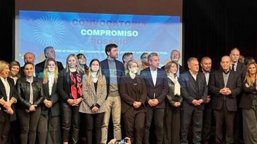La foto grupal tras la firma del compromiso.