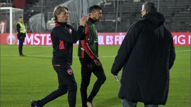 El Gringo deja el campo de juego y aplaude mirando hacia las tribunas del Coloso.