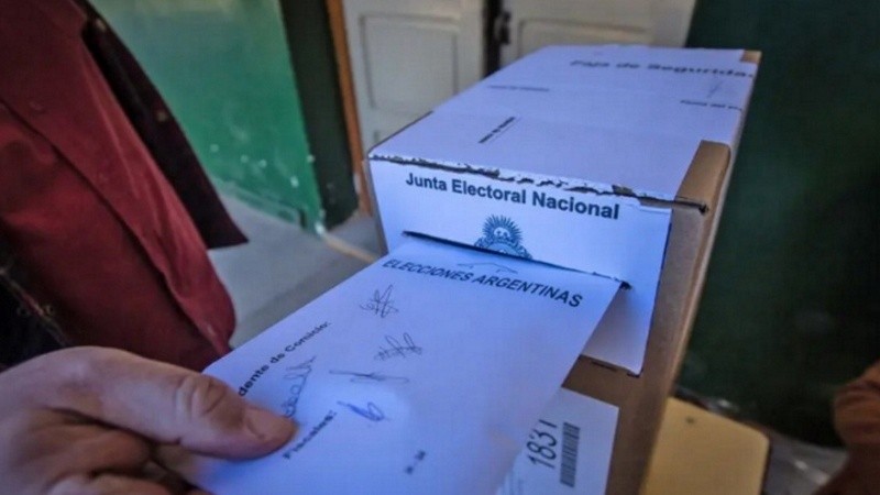 Una boleta, un sobre y una urna: las elecciones del domingo son con el sistema nacional.
