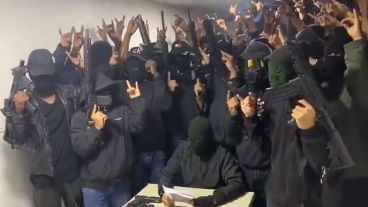 En las imágenes se observa a una veintena de hombres y en una mesa uno de los integrantes lee el comunicado identificándose como la organización criminal “Los Lobos”