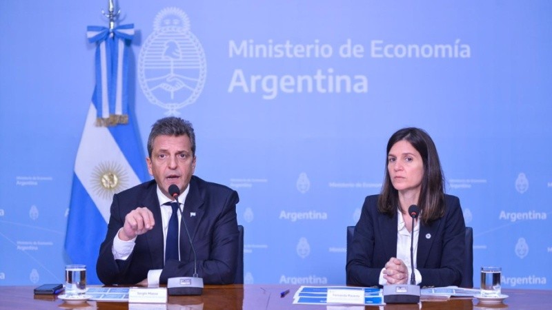 El ministro de Economía, Sergio Massa, y la titular de la Ansés, Fernanda Raverta.