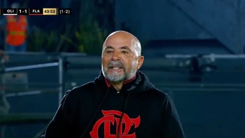 Mientras los jugadores y el cuerpo técnico desfilaba del avión al micro, para retornar al club, la situación se tornó aún peor cuando empezaron a ser atacados con latas y otros objetos. 