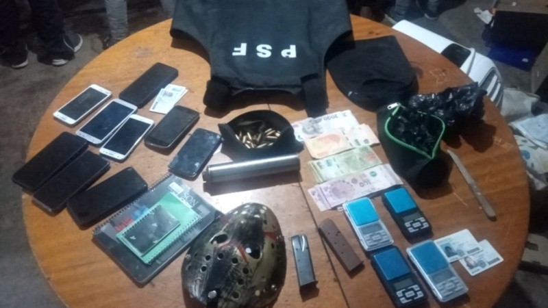 La droga y las municiones secuestradas en la vivienda.