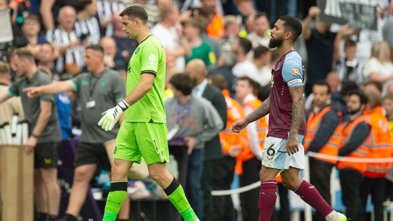 El Dibu Martínez sufrió cinco goles este sábado en el inicio de la Premier League.