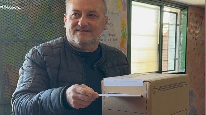 El senador nacional y precandidato a gobernador emitió su voto al mediodía.