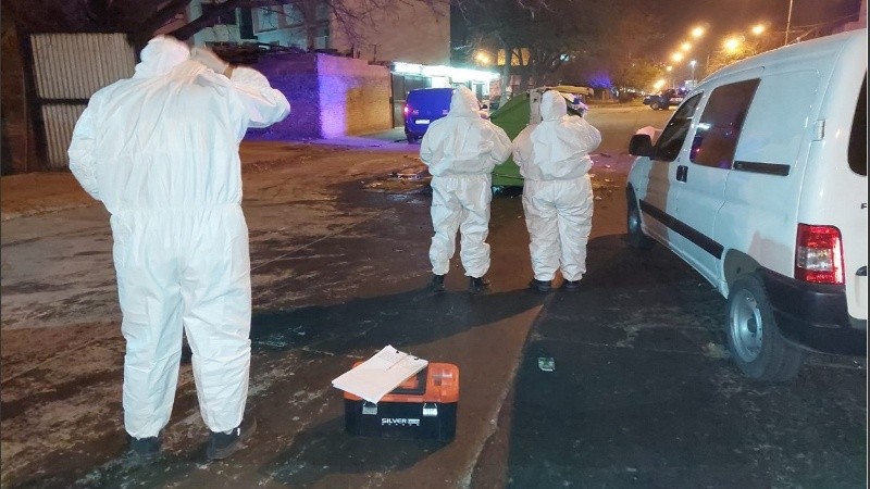 El gabinete criminalístico en la zona del quiosco donde fueron baleados los dos hermanos.