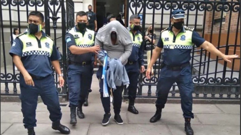 Una de las detenciones que se llevó a cabo en Buenos Aires, durante la votación.