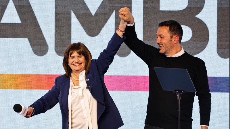 Patricia Bullrich y Luis Petri, en el escenario del búnker de Parque Norte.