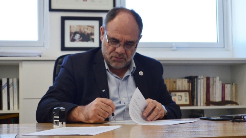 El Dr. José Luis Aguirre, actual rector de la Universidad del Gran Rosario
