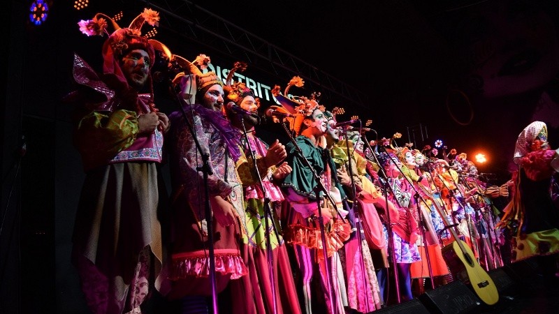 La murga de estilo uruguayo presentará este espectáculo de feria circense en la Sala Lavardén.