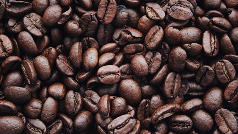 Dicho compuesto se encuentra en distintos tipos de alimentos aunque principalmente está presente en los granos de café