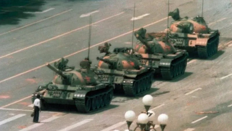 Un hombre se para frente a tanques en Tiananmén, China, en 1989.