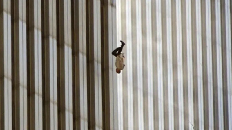 Un hombre cae de una de las dos torres gemelas durante los atentados del 11 de septiembre de 2001.