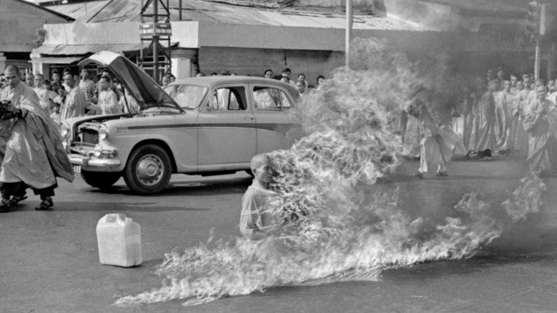 La imolación del monje budista Thich Quang Duc en las calles de Saigón, el 11 de junio de 1963.