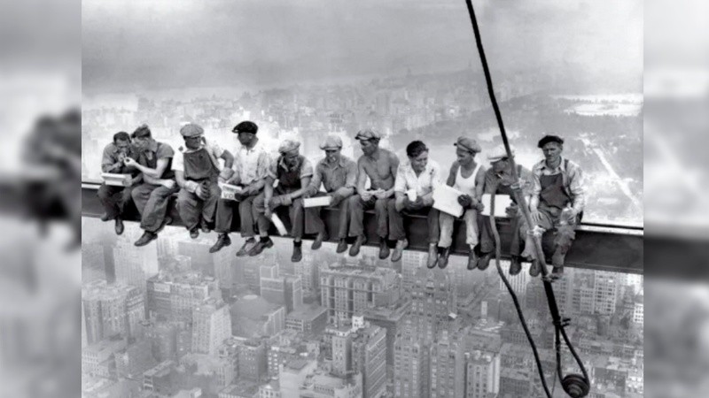 11 obreros sentados sobre una viga en un edificio en construcción en Nueva York, en septiembre de 1932.