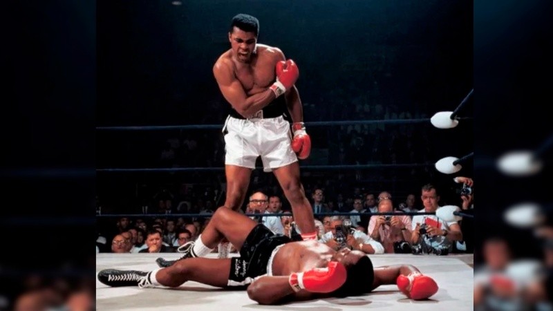 Muhammad Ali derrota por knockout a Sonny Liston, en el campeonato mundial de peso completo de 1965.