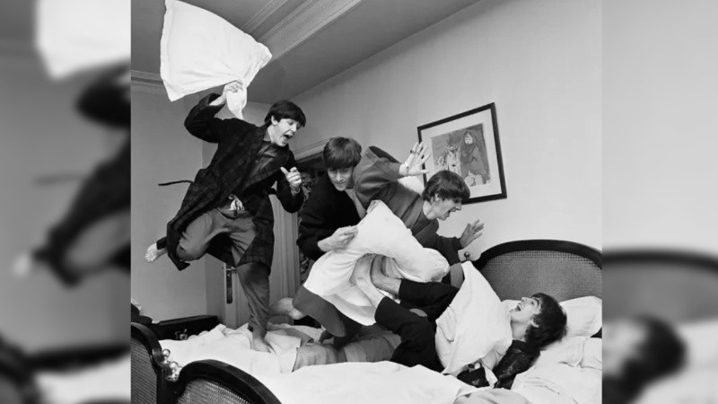 La famosa fotografía de la guerra de almohadas de los Beatles, tomada durante una madrugada de enero de 1964.