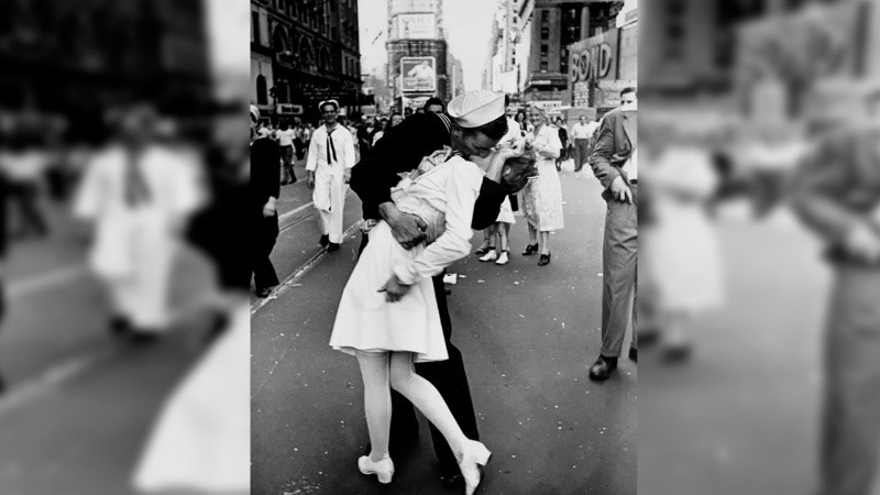 Un marinero estadounidense besa a una joven mujer vestida de blanco durante las celebraciones del Día de la Victoria sobre Japón en Times Square, el 14 de agosto de 1945.