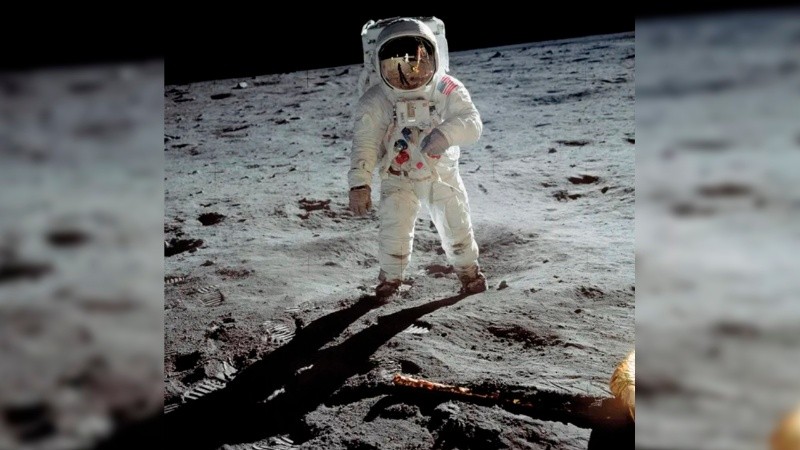 Buzz Aldrin camina sobre la superficie lunar, el 16 de julio de 1969.