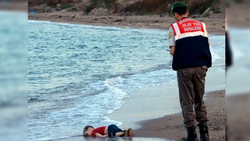 El cuerpo sin vida de Alan Kurdi, un niño sirio de tres años, tendido en una playa de Turquía.