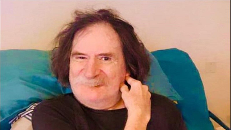 Con esta imagen de un Charly alegre pero con cierta timidez, fue el posteo del ídolo de regreso en su casa.