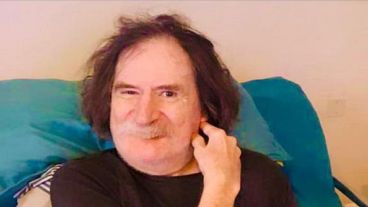 Con esta imagen de un Charly alegre pero con cierta timidez, fue el posteo del ídolo de regreso en su casa.