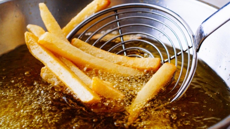 Para obtener una fritura crujiente se debe realizar una doble cocción.