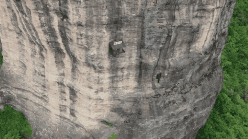 El lugar vende cosas como paquetes de papas fritas y bebidas.