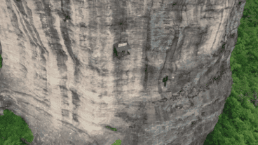 El lugar vende cosas como paquetes de papas fritas y bebidas.