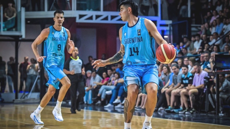 El santafesino Nicolás Brussino, que mirá a Gabriel Deck con el balón, fue el goleador del elenco nacional con 21 unidades.