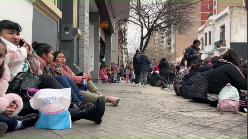 Manifestantes de la CCC esperan ser atendidos en el Ministerio de Desarrollo.