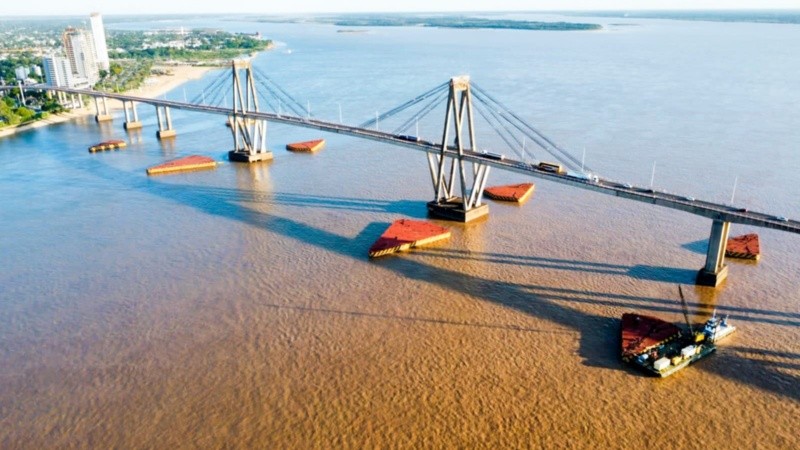 Años atrás, una barcaza colisionó contra la estructura del puente, desplazando las defensas de las pilas,