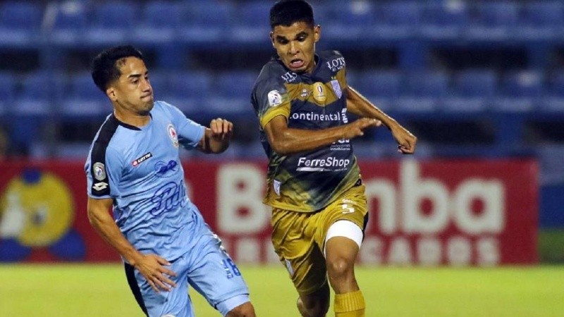 Bogado (a la derecha) durante uno de los partidos de este año en Sportivo Ameliano.