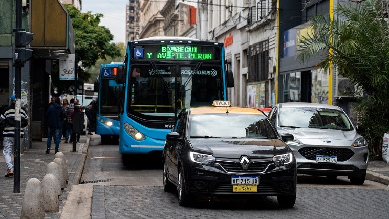 Rosario lidera el ranking del costo del transporte: los taxis son los más caros del país