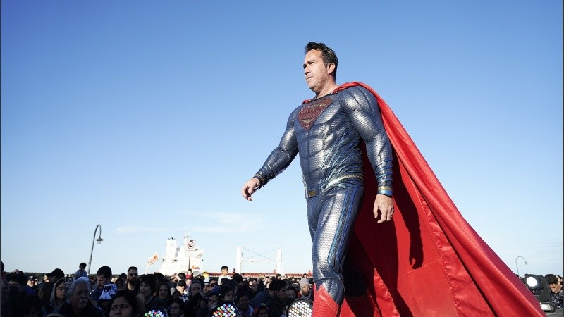 El concurrido desfile de cosplay en cierre en la convención de historietas junto al río.