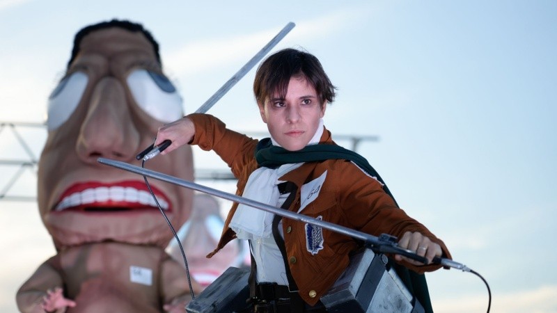 El concurrido desfile de cosplay en cierre en la convención de historietas junto al río.