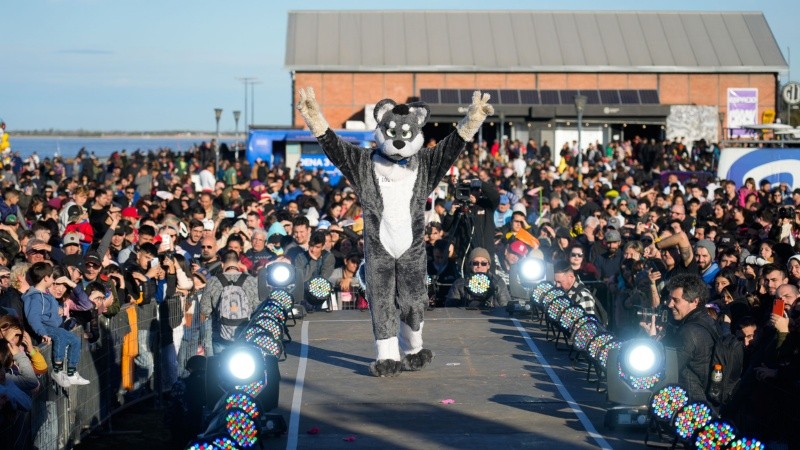 El concurrido desfile de cosplay en cierre en la convención de historietas junto al río.