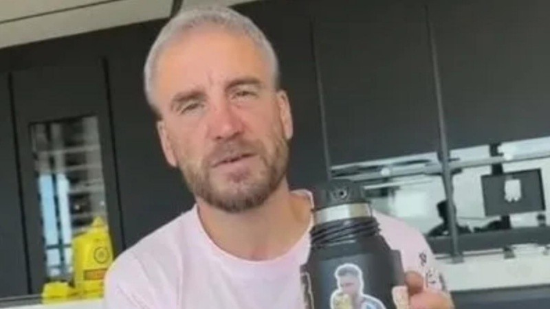 El futbolista actuando de abuelo en redes sociales.