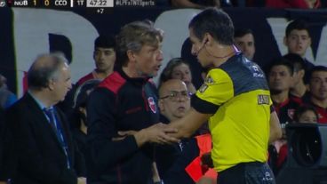 El reclamo de Heinze al árbitro Echavarría tras expulsar a Pavlovich.