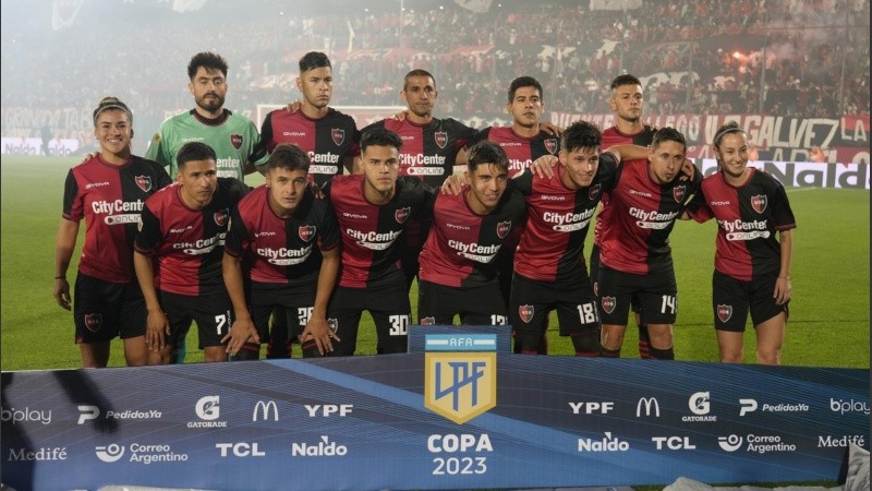 Los once titulares rojinegros que salieron a la cancha contra el Ferroviario en el Parque Independencia.