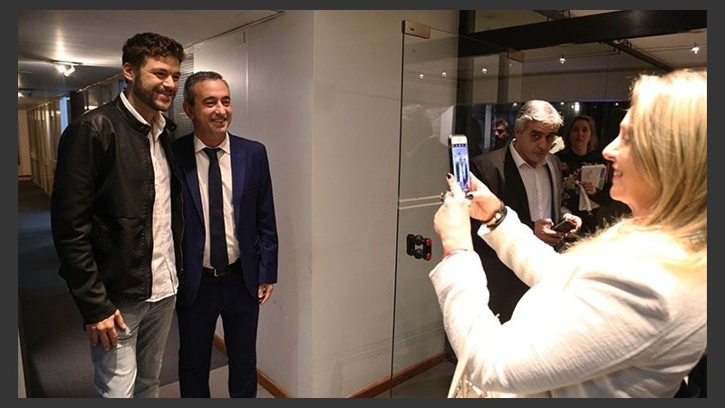 El abrazo para la foto de Javkin y Monteverde en el debate del 2019, también en El Tres.